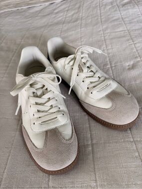 Dream Pairs White Low-Top Sneaker